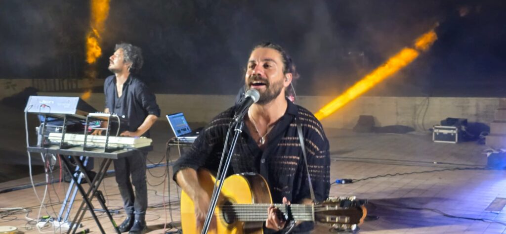 Grande successo a Menfi per il concerto di Alessio Bondì nell’ambito del Festival del Mare e del Gusto