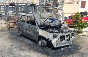 Auto in fiamme a Caltabellotta: indagano i carabinieri